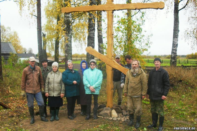 Установка Покаянного Креста жителями деревни. 26 сентября 2012 года